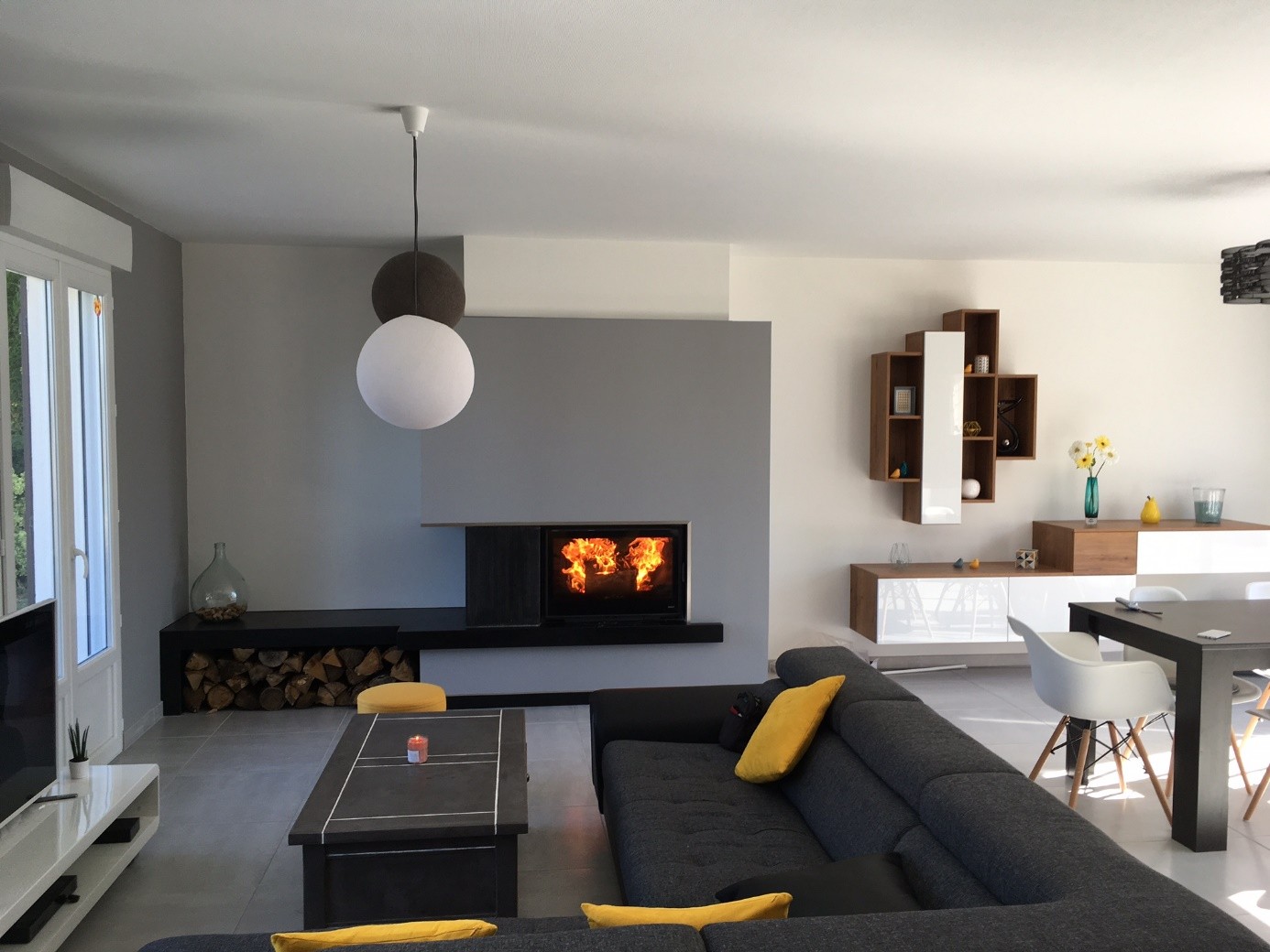Installation d'une cheminée moderne par L'univers du feu
